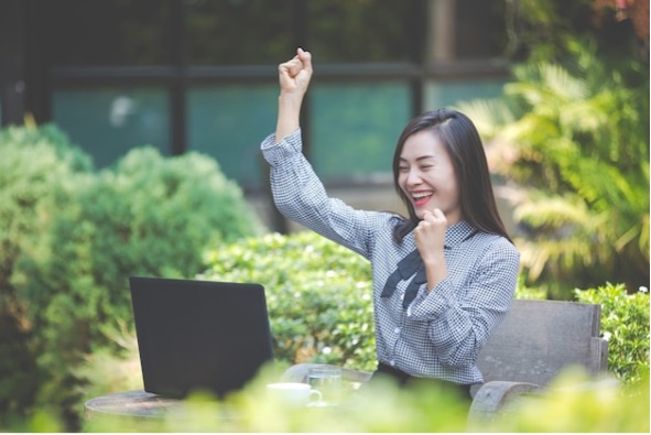 オンラインカジノは副業になる？成功のコツや注意点を解説